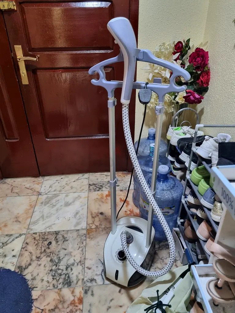 مكواة بخار عالية الكفاءة للعناية المثالية بالملابس