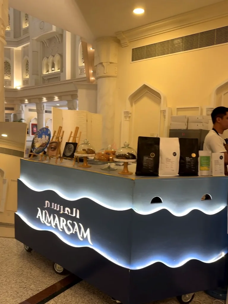 طاولة قهوة بإضاءة LED (جزءان باللون الأزرق)63188642362627111