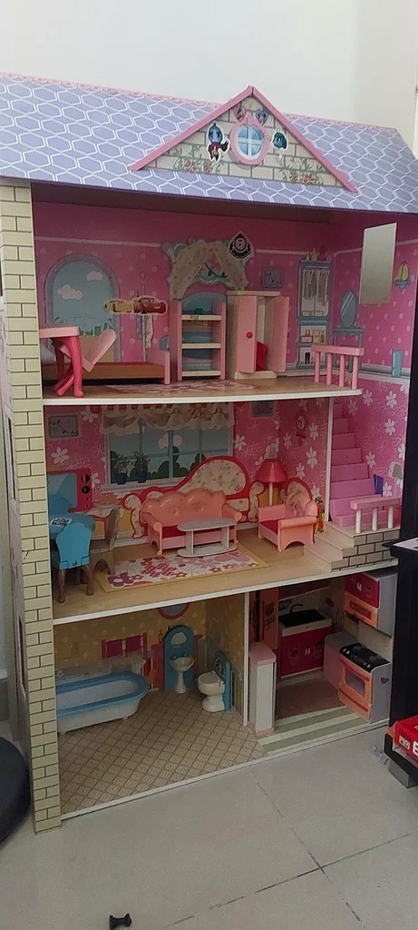 Charming Dollhouse: A Perfect Playtime Retreat!63206875189889112