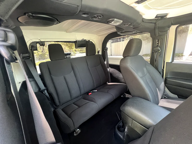 Jeep Wrangler 2016 GCC. Low mileage and original paint. Very clean car63152751796355112