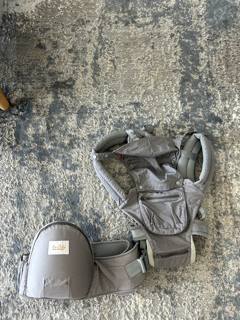 Baby carrier with hip seat63204856912131111
