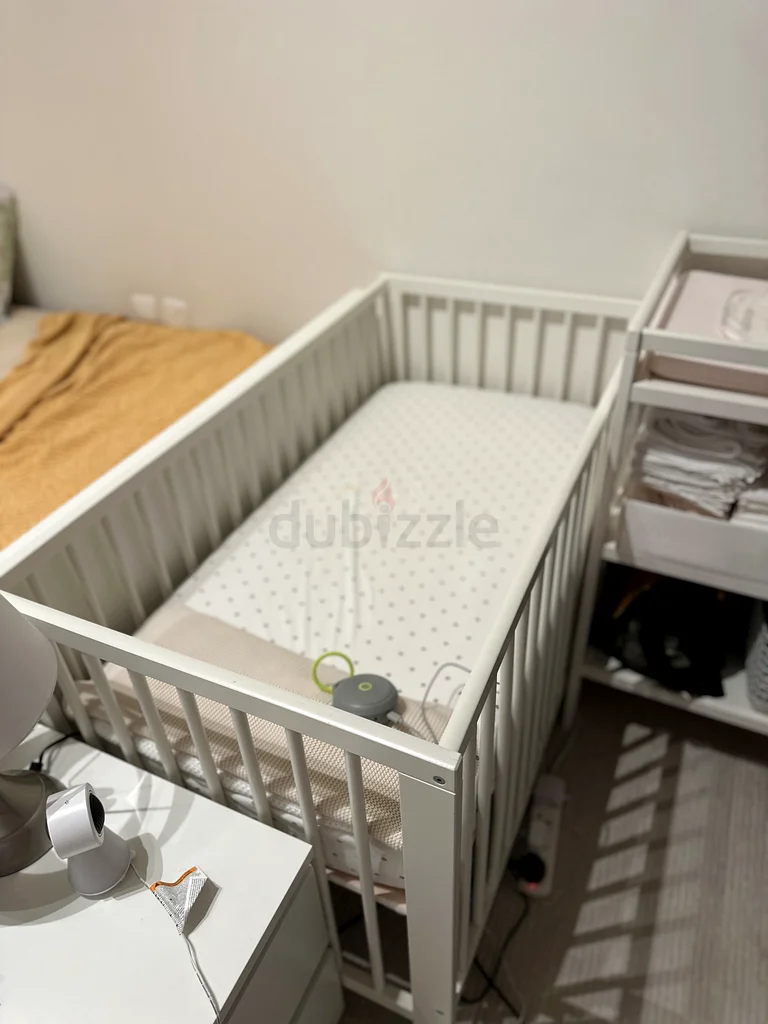 Baby crib and changing table62865809858179112