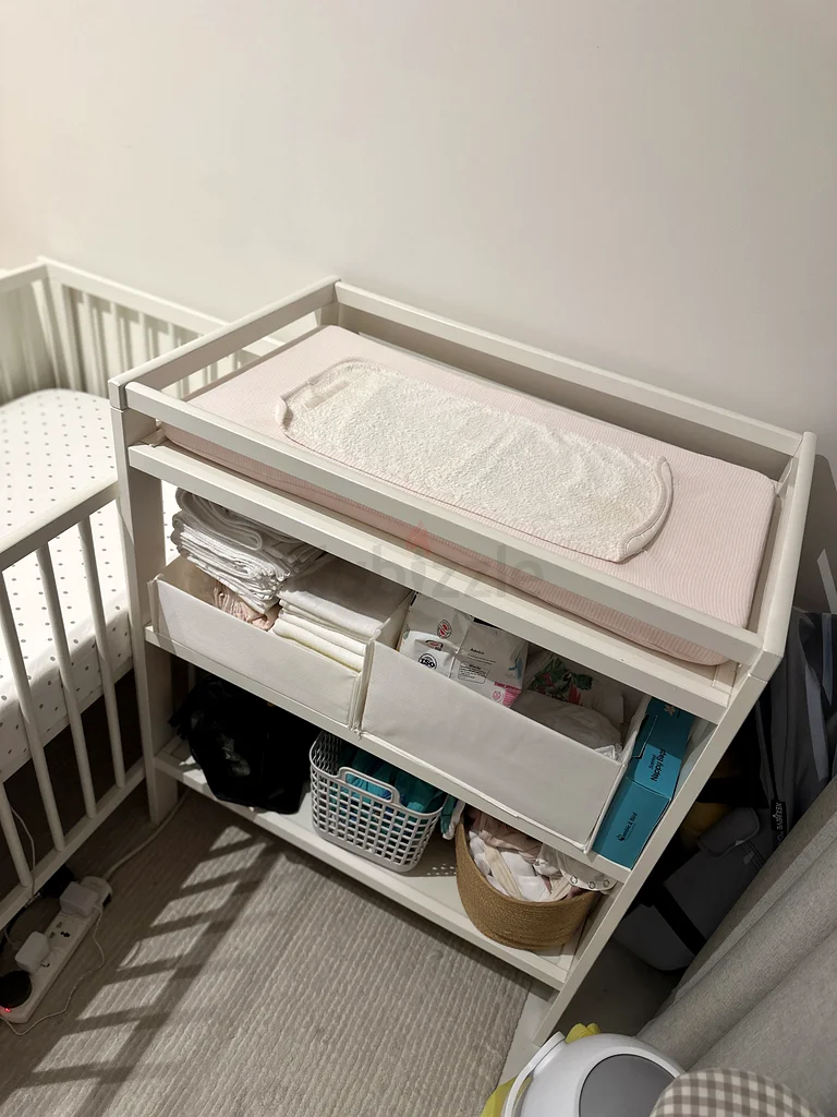 Baby crib and changing table62865809858179113