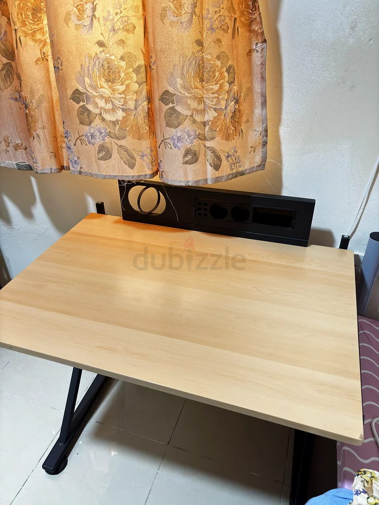 طاولة دراسة أنيقة للبيع - مثالية للمكتب المنزلي!632223473272351112