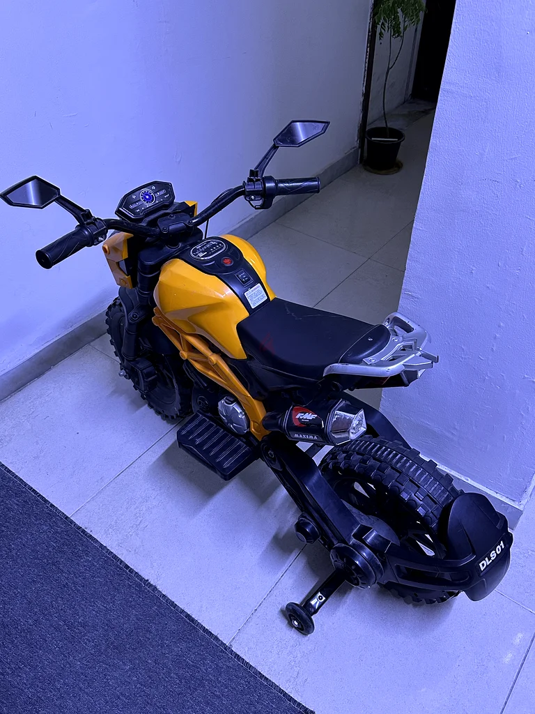 Electric Scooter - Zippy and Fun to Ride!63207405971202112