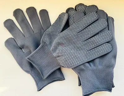 Fishing gloves with anti slip dots