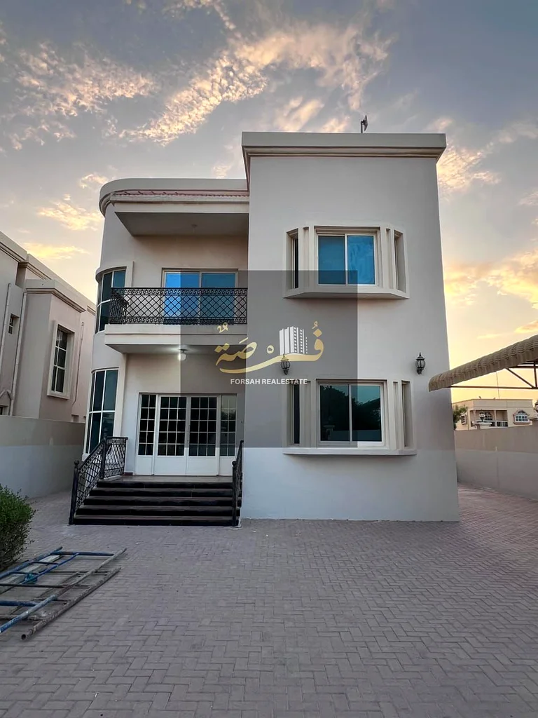 For rent a villa in Rawdah, 2/5 master bedrooms, a living room, a hall, and a large yard that can accommodate 6 cars62868797357057111