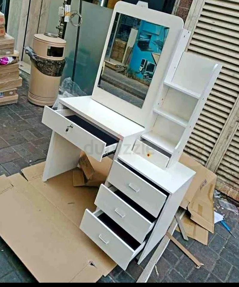 طاولة تجميل بيضاء أنيقة مع أدراج ومرآة632198260093451129