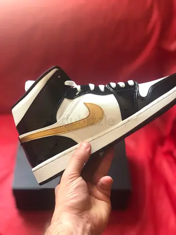 Air Jordan 1 Mid patent black Gold