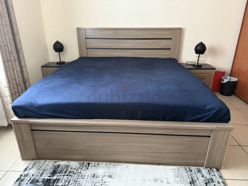 بيع عاجل - سرير بحجم الملك - 180 × 20062863821785089112