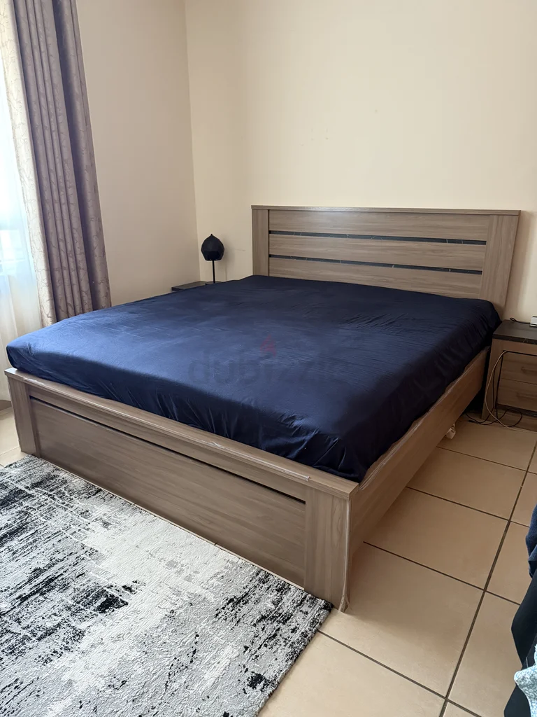 بيع عاجل - سرير بحجم الملك - 180 × 20062863821785089118