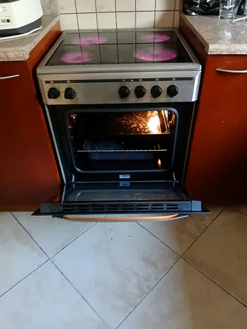 Westpoiunt four burner cooker electric ceramic 60cm