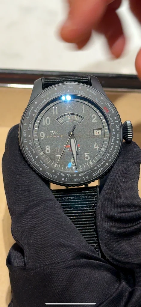 ساعة طيار من IWC: TIMEZONER TOP GUN. سيراتانيوم، أوتوماتيكية (تاج الطيار الكبير)63266082135683111