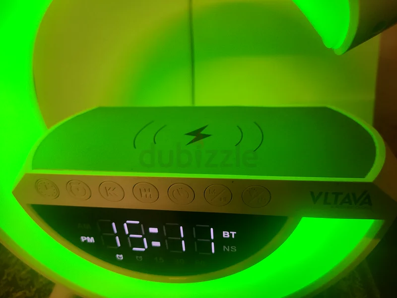 ساعة منبه LED أنيقة لـ VLTAVA مع شحن لاسلكي وبلاستو티ث63165710661123112