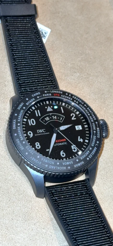 ساعة طيار من IWC: TIMEZONER TOP GUN. سيراتانيوم، أوتوماتيكية (تاج الطيار الكبير)63266082135683113