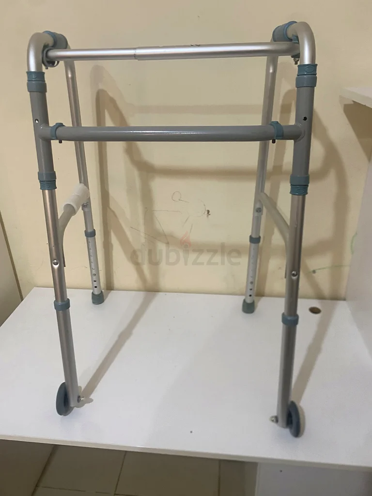 عكاز قوي قابل للتعديل للاستخدام الطبي والرياضي، يمكن استخدامه من سن 14 فما فوق، وسهل الاستخدام للغاية.632426912346891112