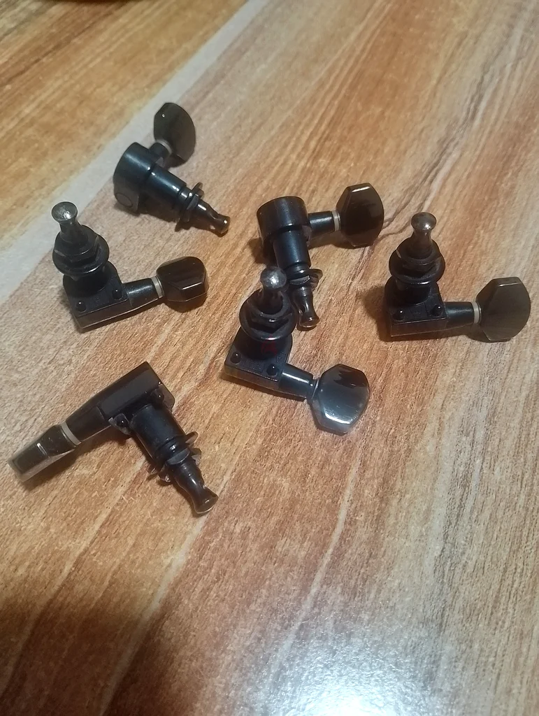 رؤوس ضبط 6R في خط (من غيتار سلسلة Ibanez RG)63227276814979113