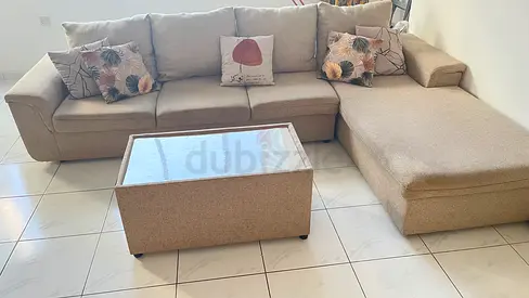 Contemporary L-Shaped Sofa with Coffee Table - Perfect for Your Living Room! كنبة بحالة ممتازة٦٠٠