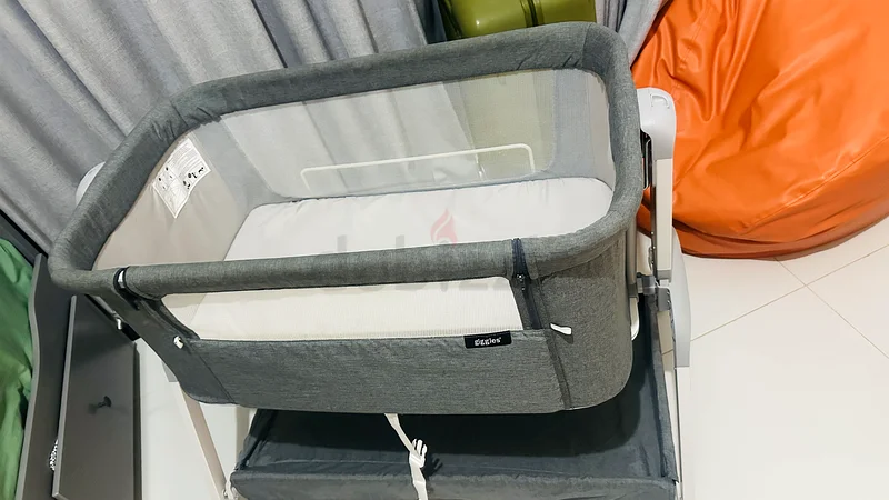 Baby crib and bassinet63204272785537112