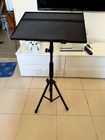 Adjustable laptop or projector stand
