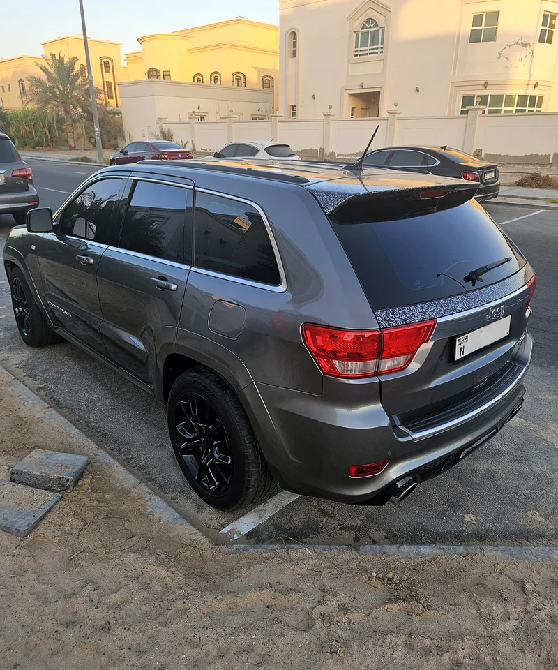 عنوان نظيف جدًا لسيارة جي سي سي إس آر تي جراند تشيروكى - محرك V8 سعة 6.463152287861505113