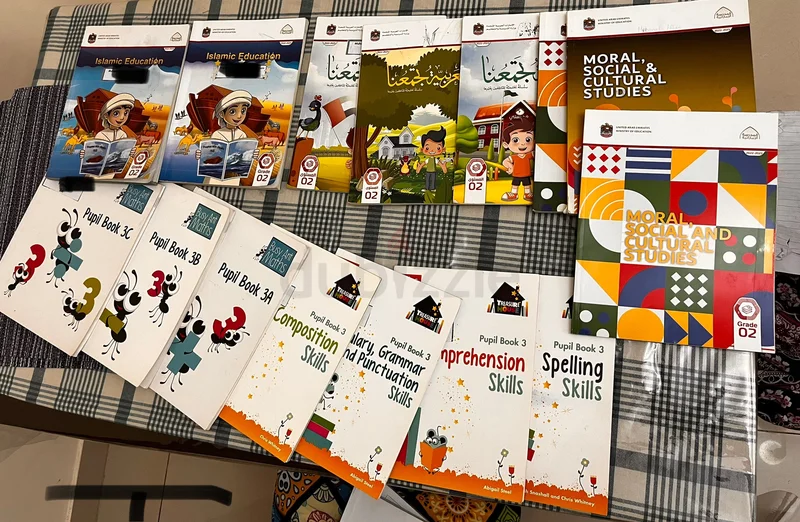 مجموعة من الكتب الدراسية التعليمية للصف الثاني / السنة الثالثة629316817583371125