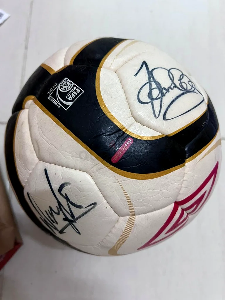 Authentic Signed Football -  England 2007 National team63248760699394114