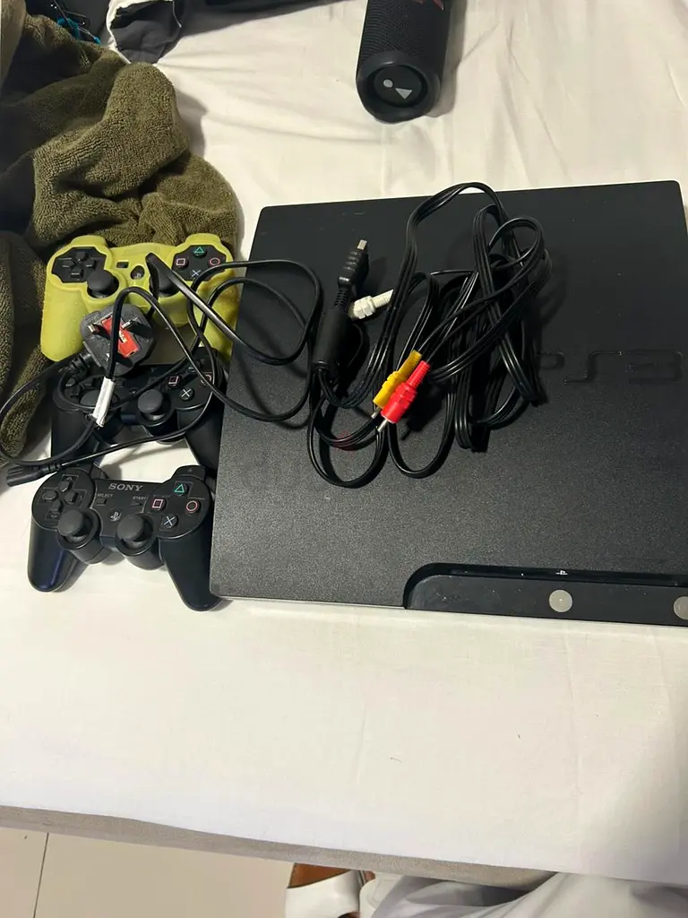 وحدة تحكم PS3 مع 19 لعبة ومع ثلاثة وحدات تحكم
