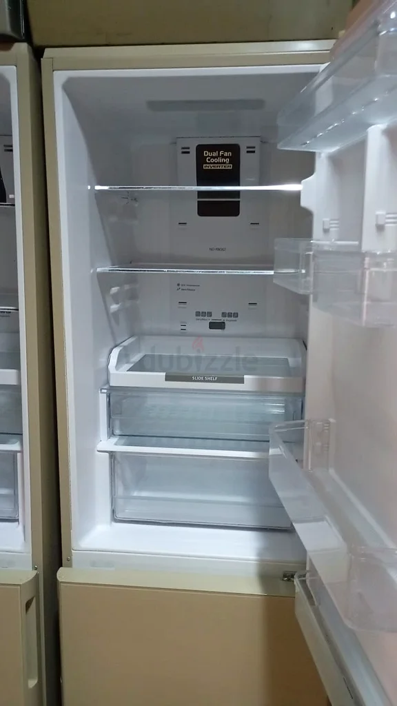 ثلاجة هيتاشي بفريزر سفلي ونظام تبريد مروحة مزدوجة، موديل جديد بحالة ممتازة63170401936513111