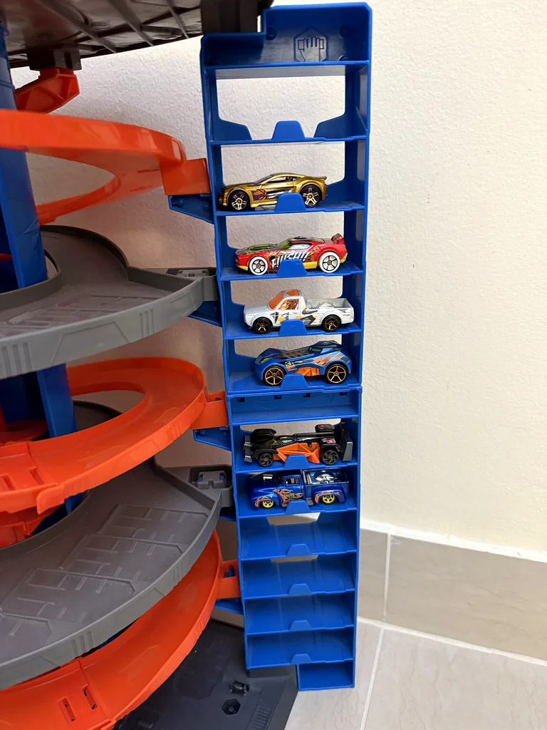 Hot Wheels City Mega Garage Playset with 6 Vehicles 1:64 scale.63198145038851112
