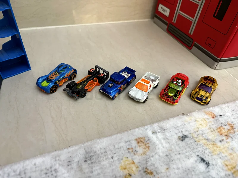 Hot Wheels City Mega Garage Playset with 6 Vehicles 1:64 scale.63198145038851111