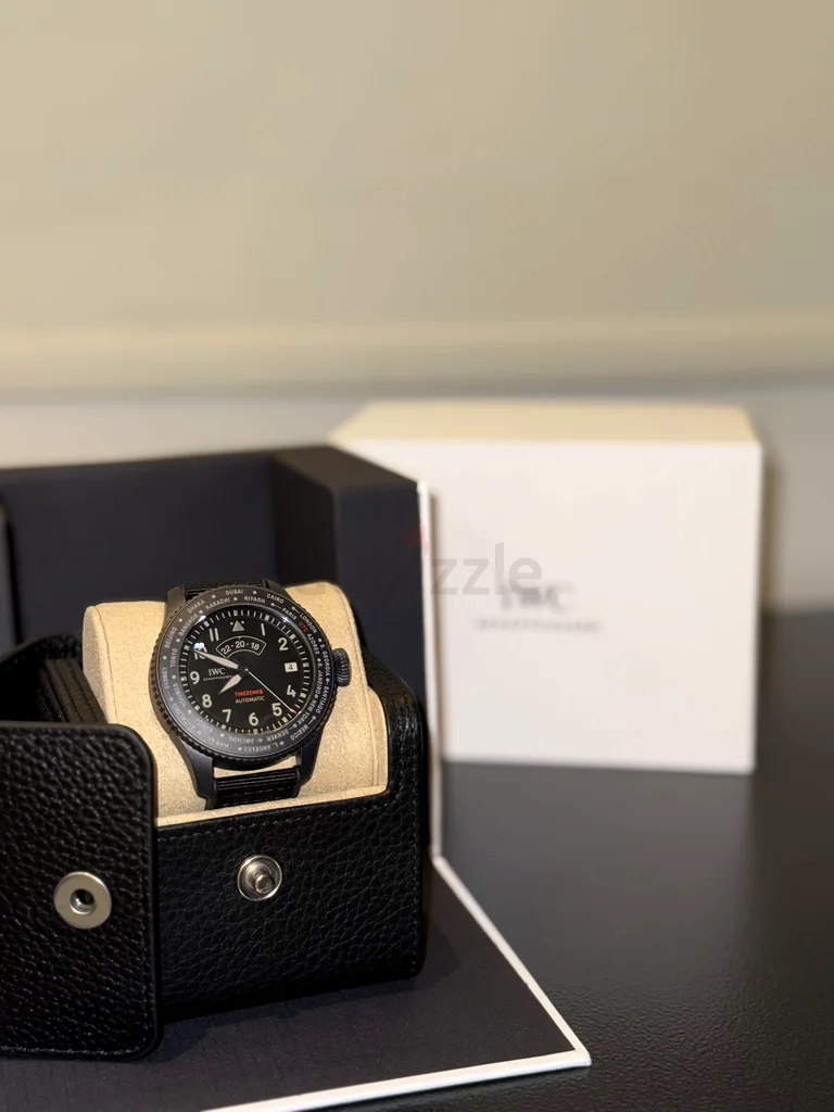 ساعة طيار من IWC: TIMEZONER TOP GUN. سيراتانيوم، أوتوماتيكية (تاج الطيار الكبير)63266082135683110