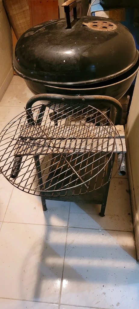 Outdoor Charcoal Barbecue Grill - Perfect for Summer Gatherings! (Moving Out Sale)632406314944031123