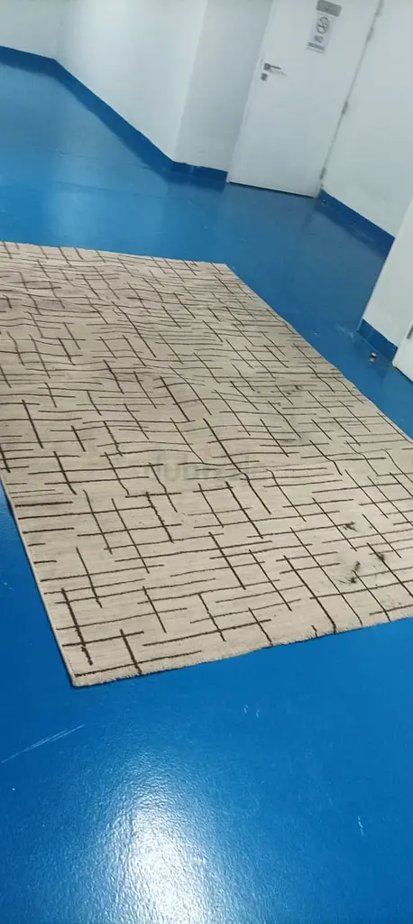 Stylish Modern Area Rug - Perfect for Any Space!