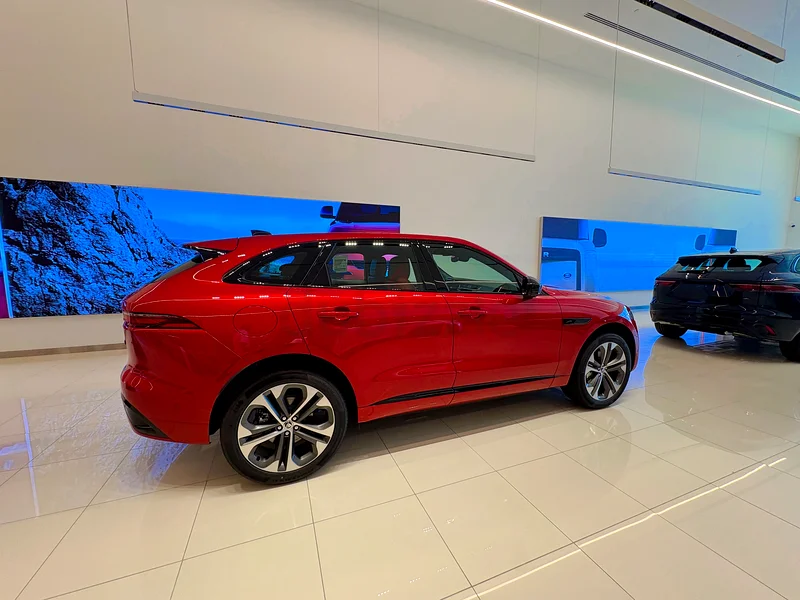 جيب قديم جديد من طراز جاجوار E-PACE – عمره أسبوع فقط! مملوك لقائد طائرة63222308955906114