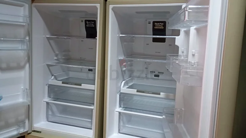 ثلاجة هيتاشي بفريزر سفلي ونظام تبريد مروحة مزدوجة، موديل جديد بحالة ممتازة63170401936513112