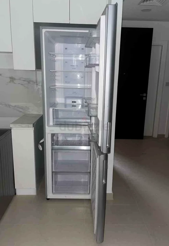 ثلاجة هيتاشي بفريزر سفلي وثلاجة بحالة جديدة63170402003457111