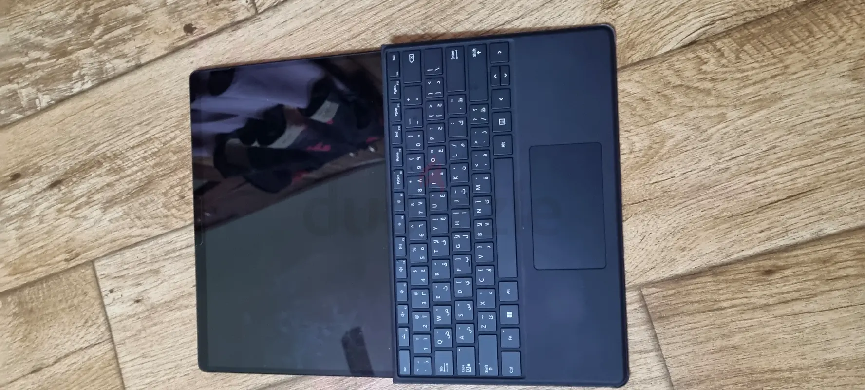 جهاز سيرفيس برو إكس أنيق مع رقاقة SQ1 ممتاز للاستخدام في العمل