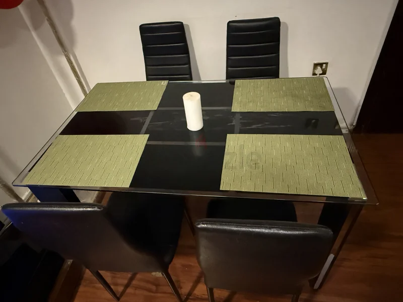 طاولة طعام زجاجية أنيقة مع كراسي سوداء62863820226689113