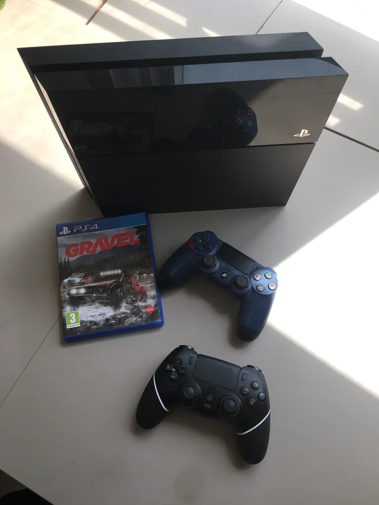 PlayStation 4 in excellent condition with two controllers with the game everything works perfectly62930652009729113