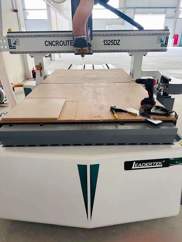 جهاز توجيه CNC عالي الأداء ذو 4 محاور (لأقفال الأبواب والمفصلات) للبيع - مثالي للقطع الدقيق!63265598575489112