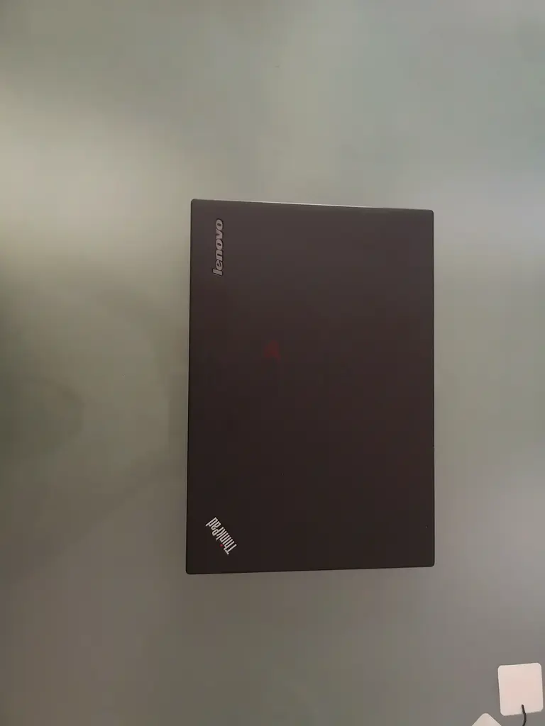 لاب توب لينوفو ثينك باد T440s للأعمال، قوي للغاية، مزودٌ بمعالج إنتل كور آي5 من الجيل الرابع وذاكرة وصول عشوائي سعة 8 جيجابايت ومحرك أقراص صلب ذو حالة صلبة سعة 256 جيجابايت
