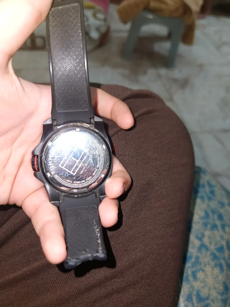 ساعة رياضية أنيقة ومتينة للرجال للبيع!