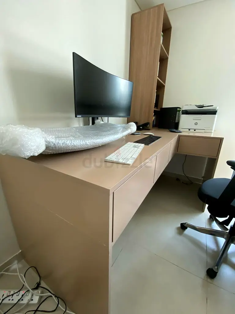 Mesa de estudio clásica con armario