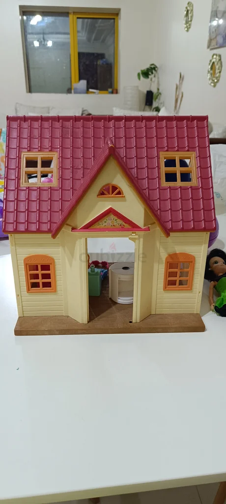 Doll house with dolls and small doll house stuff62865808240897113