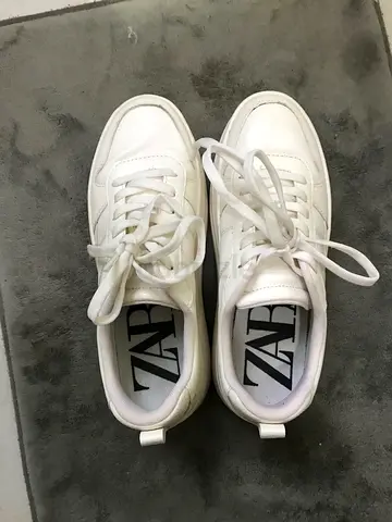 Stylish White Sneakers from Zara - Perfect for Everyday Wear!