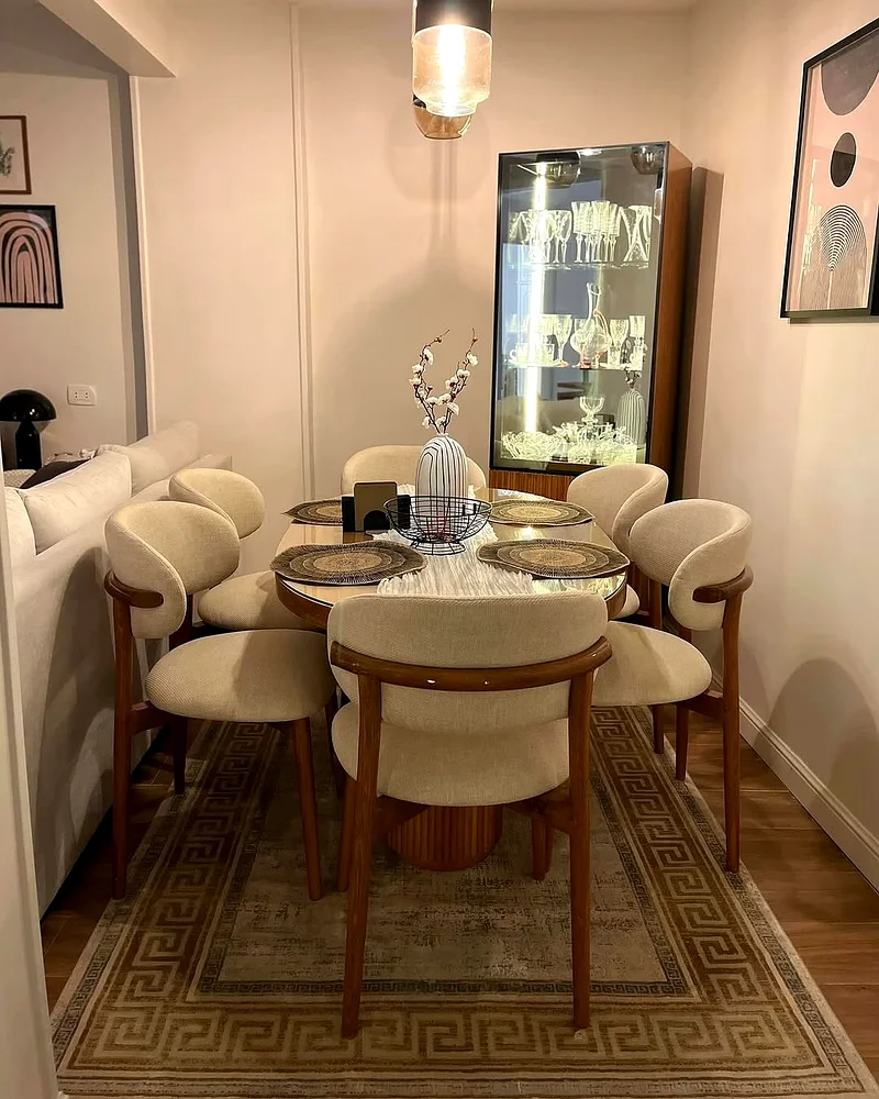 Elegant Dining Table with Stylish Chairs - Perfect for Your Dining Room!63217331498881111