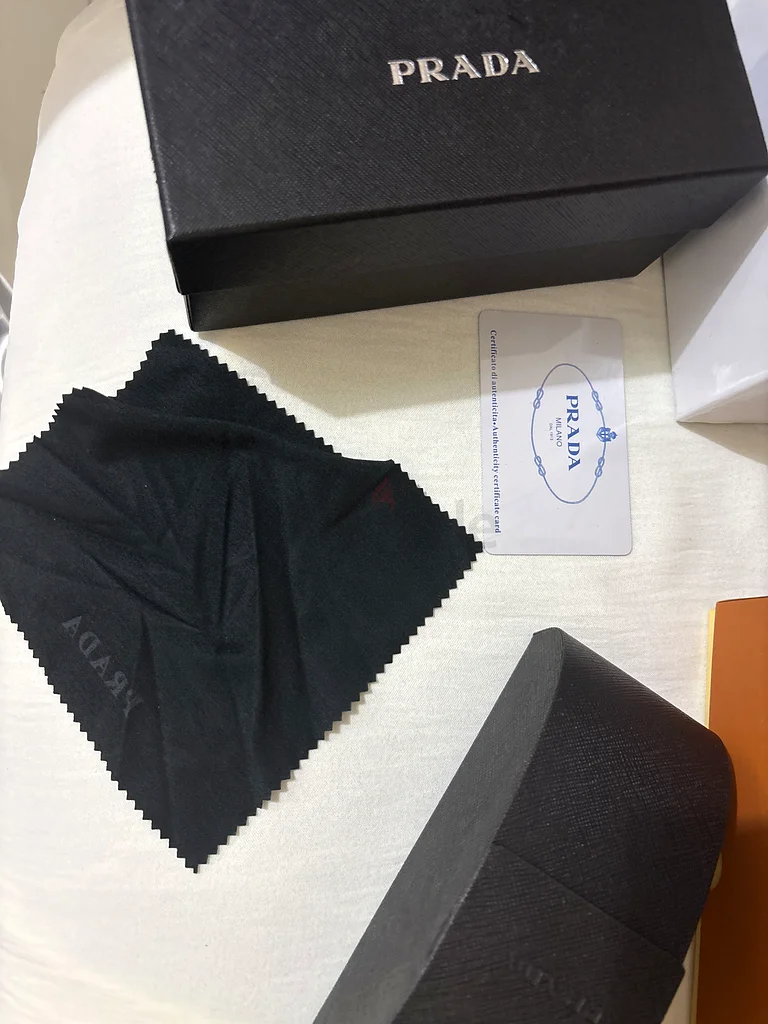 نظارات شمسية جديدة من برادا باللون الأسود – بجودة فائقة وأناقة سهلة. بواسطة numberone bags63240640192001114