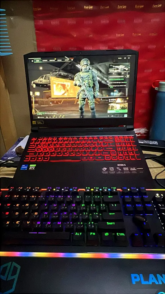 جهاز كمبيوتر محمول للألعاب ولوحة مفاتيح ذات إضاءة RGB - ارتقِ بتجربة الألعاب الخاصة بك!