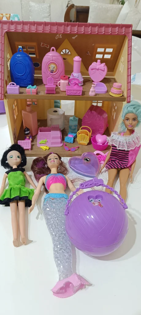 Doll house with dolls and small doll house stuff62865808240897112